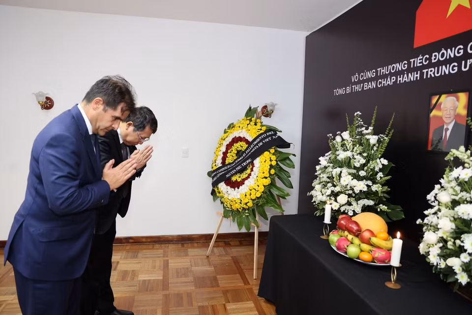 Ông Fernando Gonzalez Saiffe, Tổng Vụ trưởng Châu Á-Thái Bình Dương, Bộ Ngoại giao Mexico lại Lễ viếng Tổng Bí thư Nguyễn Phú Trọng. (Ảnh: Phi Hùng/TTXVN)
