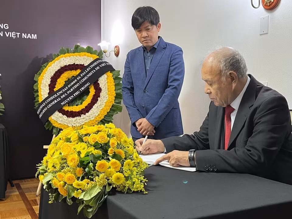 Tổng Bí thư Đảng Lao động Mexico (PT) Alberto Anaya Gutierrez viết sổ tang. (Ảnh: Phi Hùng/TTXVN)