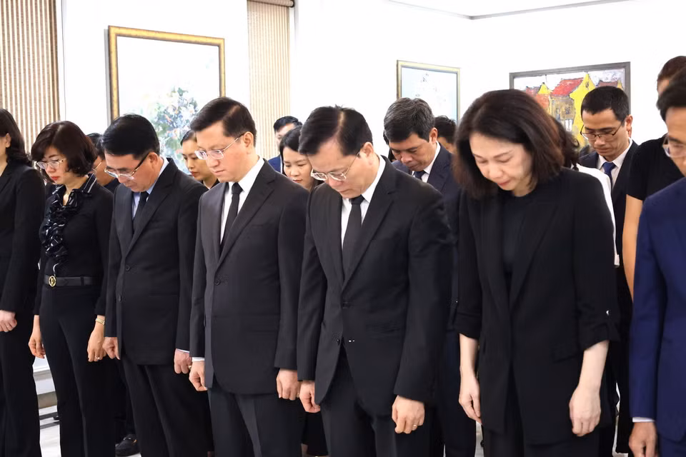 Thứ trưởng Ngoại giao Hà Kim Ngọc và Đại sứ Việt Nam tại Ấn Độ Nguyễn Thanh Hải cùng toàn thể thành viên đoàn công tác, nhân viên Đại sứ quán và các đại diện cộng đồng người Việt dành một phút mặc niệm TBT Nguyễn Phú Trọng. (Ảnh: Tạ Quang Trung/TTXVN)