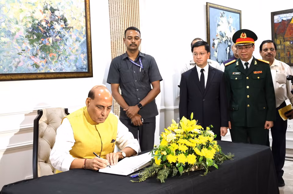Bộ trưởng Quốc phòng Ấn Độ Rajnath Singh viếng và ghi sổ tang. (Ảnh: Tạ Quang Trung/TTXVN)