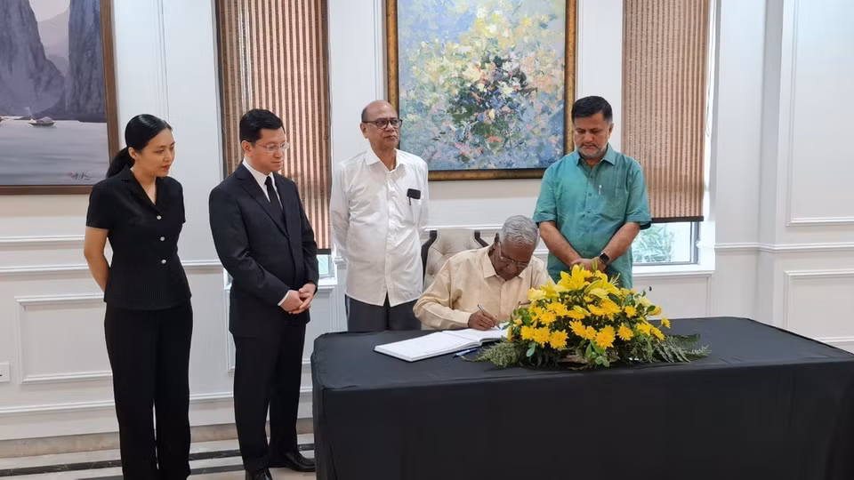 Tổng Bí thư Đảng Cộng sản Ấn Độ (CPI) Doraisamy Raja ghi sổ tang. (Ảnh: Tạ Quang Trung/TTXVN)