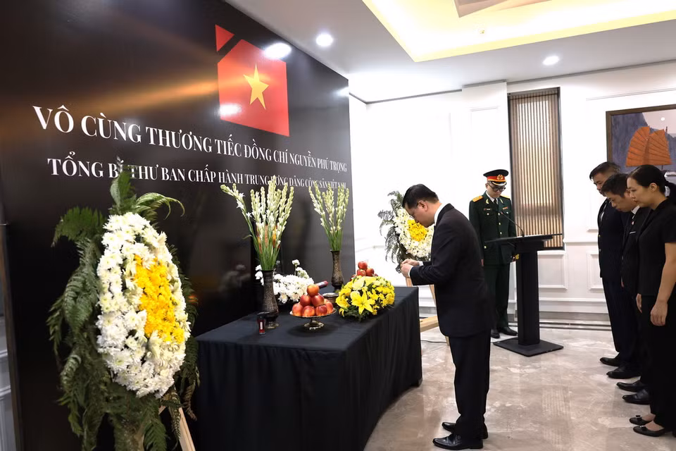 Đại sứ Việt Nam tại Ấn Độ Nguyễn Thanh Hải thắp hương tưởng niệm Tổng Bí thư Nguyễn Phú Trọng. (Ảnh: Tạ Quang Trung/TTXVN)
