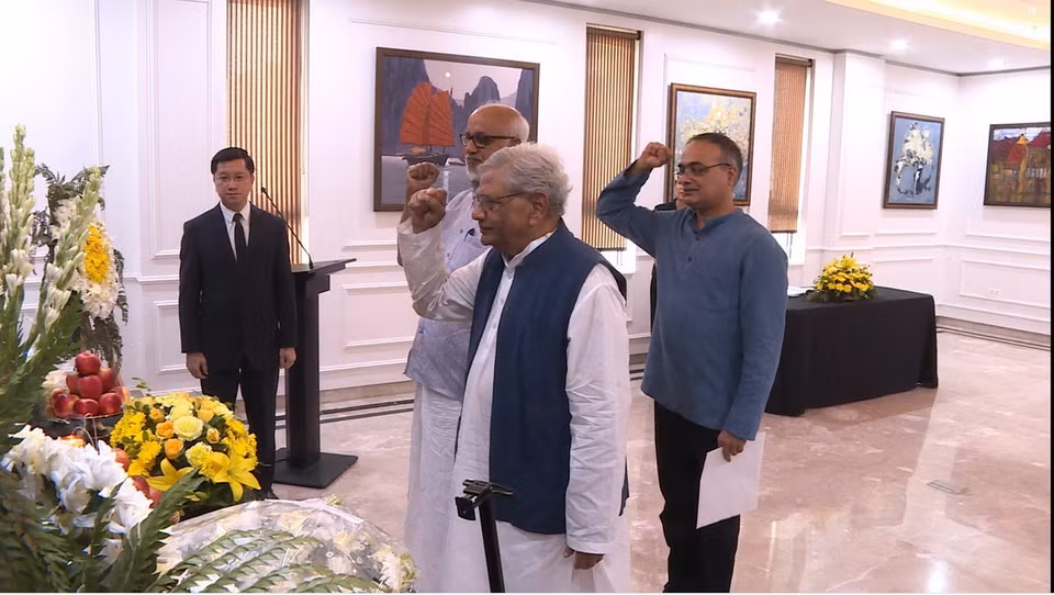 Tổng Bí thư Đảng Cộng sản Ấn Độ Marxist (CPI-M) Sitaram Yechury viếng Tổng Bí thư Nguyễn Phú Trọng. (Ảnh: Tạ Quang Trung/TTXVN)