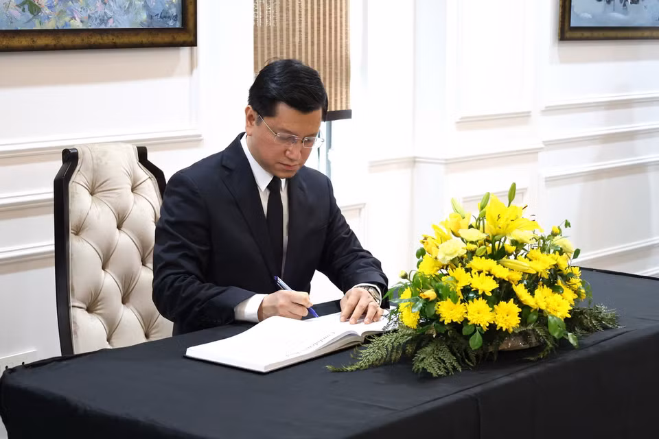 Đại sứ Việt Nam tại Ấn Độ Nguyễn Thanh Hải ghi sổ tang. (Ảnh: Tạ Quang Trung/TTXVN)
