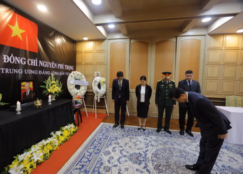 Đại sứ Trung Quốc tại Thái Lan Hàn Chí Cường viếng Tổng Bí thư Nguyễn Phú Trọng. (Ảnh: Đỗ Sinh/TTXVN)