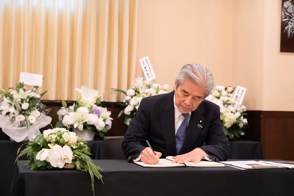 Cựu Ngoại trưởng Nhật Bản Nakasone Hirofumi ghi sổ tang Tổng Bí thư Nguyễn Phú Trọng. (Ảnh: Nhóm phóng viên TTXVN tại Nhật Bản)