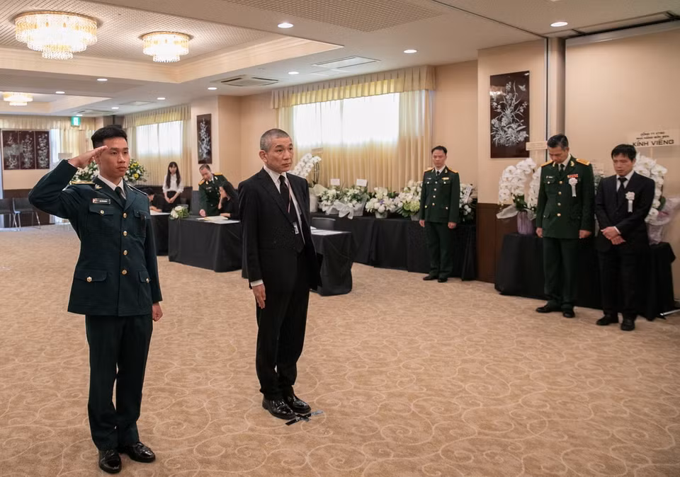 Đặc phái viên của Chủ tịch Hạ viện, Tổng Vụ trưởng Đối ngoại Hironori Yamamoto viếng Tổng Bí thư Nguyễn Phú Trọng. (Ảnh: Nhóm phóng viên TTXVN tại Nhật Bản)