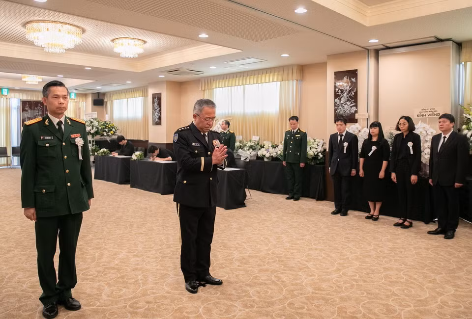Đại tướng Yoshida Yoshihide, Tham mưu trưởng Liên quân Nhật Bản, ghi sổ tang Tổng Bí thư Nguyễn Phú Trọng. (Ảnh: Nhóm phóng viên TTXVN tại Nhật Bản)