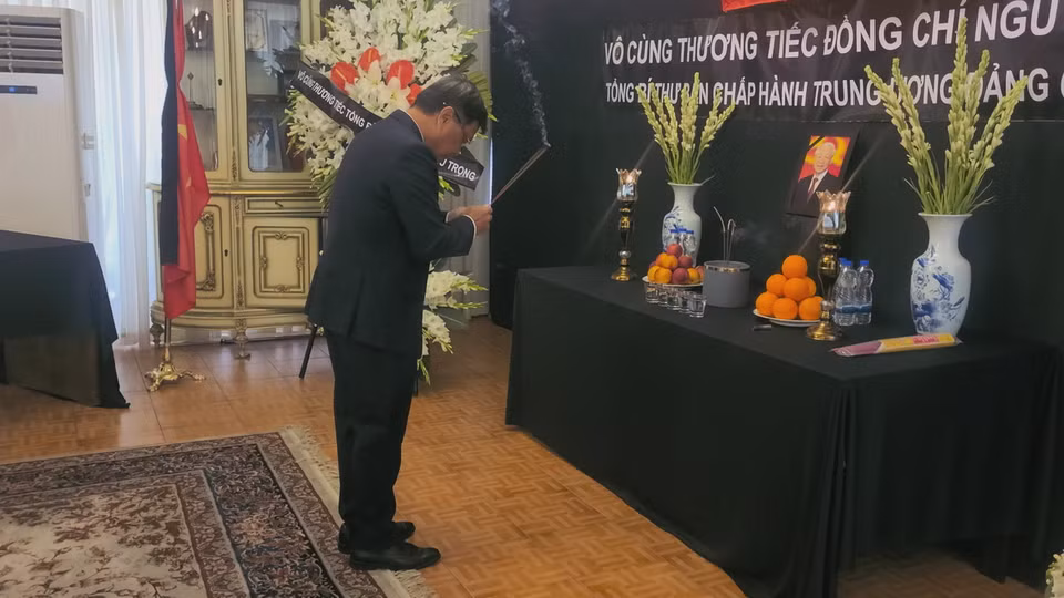 Đại sứ Việt Nam tại Iran Lương Quốc Huy thắp hương tưởng niệm Tổng Bí Thư Nguyễn Phú Trọng. (Ảnh: TTXVN phát)