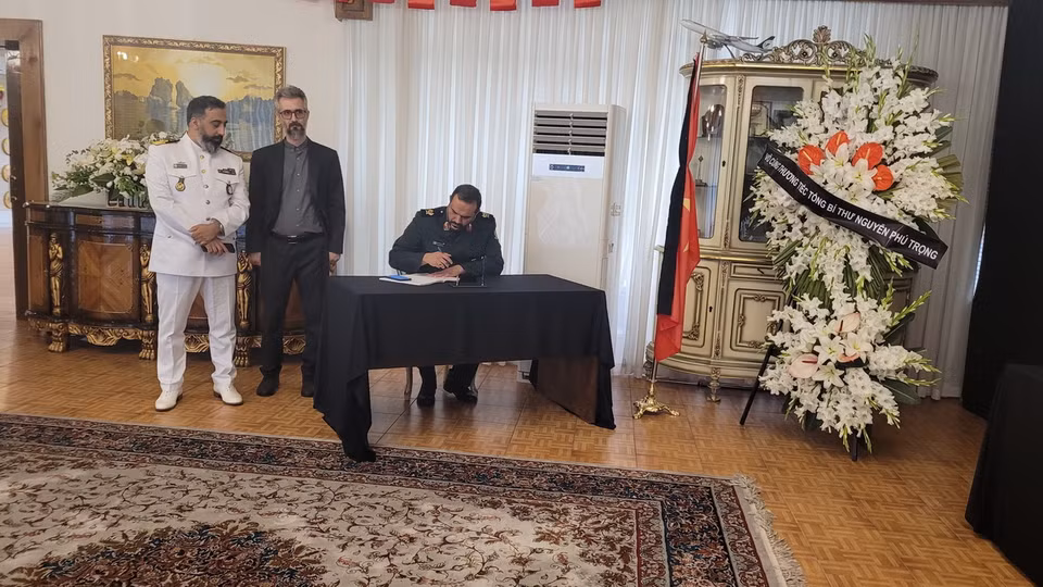 Thứ trưởng Quốc phòng Iran Seyyed Hamzeh Ghalandari ghi sổ tang tưởng niệm Tổng Bí thư Nguyễn Phú Trọng. (Ảnh: TTXVN phát)