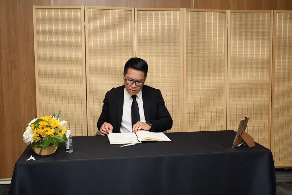 Đại diện Đài truyền hình Việt Nam tại New York (Hoa Kỳ) ghi sổ tang. (Ảnh: Quang Huy/TTXVN)