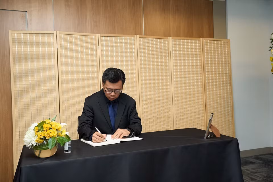 Đại diện TTXVN tại New York ghi sổ tang. (Ảnh: Quang Huy/TTXVN)