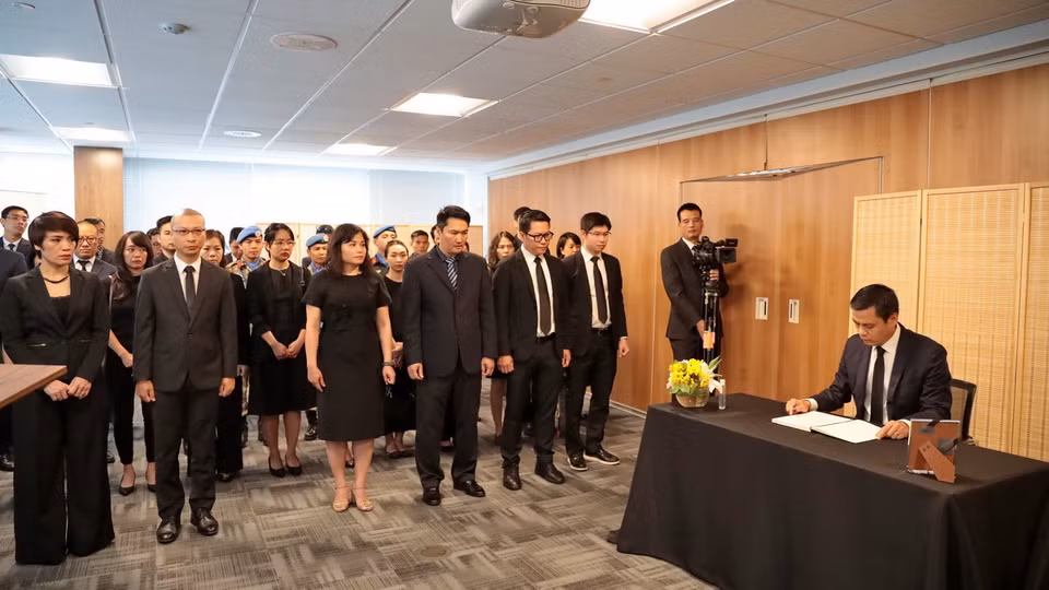 Đại sứ Đặng Hoàng Giang, Trưởng phái đoàn thường trực Việt Nam tại Liên hợp quốc ghi sổ tang. (Ảnh: Thanh Tuấn/TTXVN)