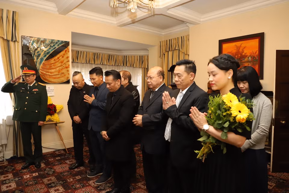 Ban lãnh đạo Hội người Việt Nam tại Vương quốc Anh (VAUK) viếng Tổng Bí thư Nguyễn Phú Trọng. (Ảnh: Phong Hà/TTXVN)