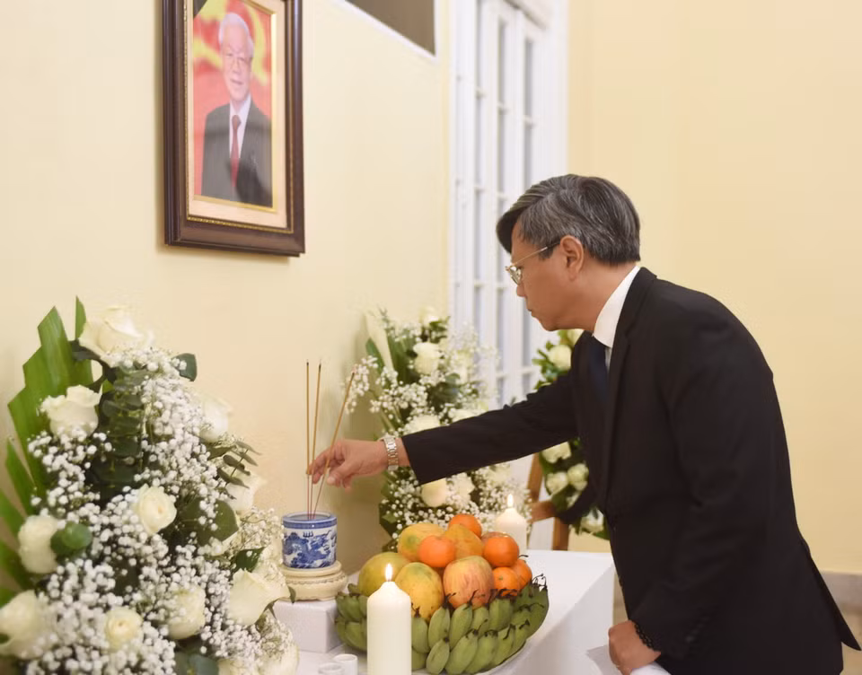 Đại sứ Việt Nam tại Cuba Lê Quang Long thắp hương tưởng niệm Tổng Bí thư Nguyễn Phú Trọng. (Ảnh: Việt Hùng/TTXVN)