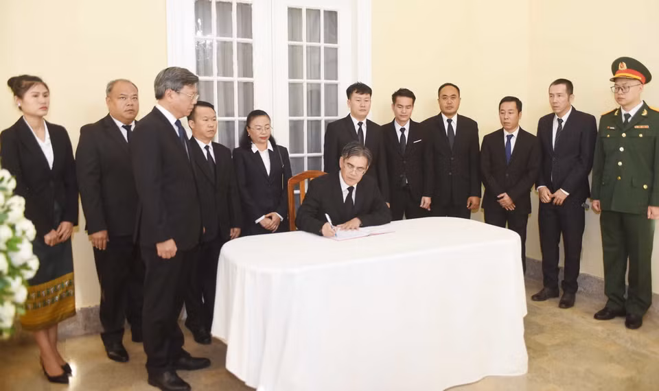 Đại sứ quán Lào tại La Habana, do Đại sứ Vantha Sengmeaung dẫn đầu, đến viếng Tổng Bí Thư Nguyễn Phú Trọng và ghi sổ tang. (Ảnh; Việt Hùng/TTXVN)