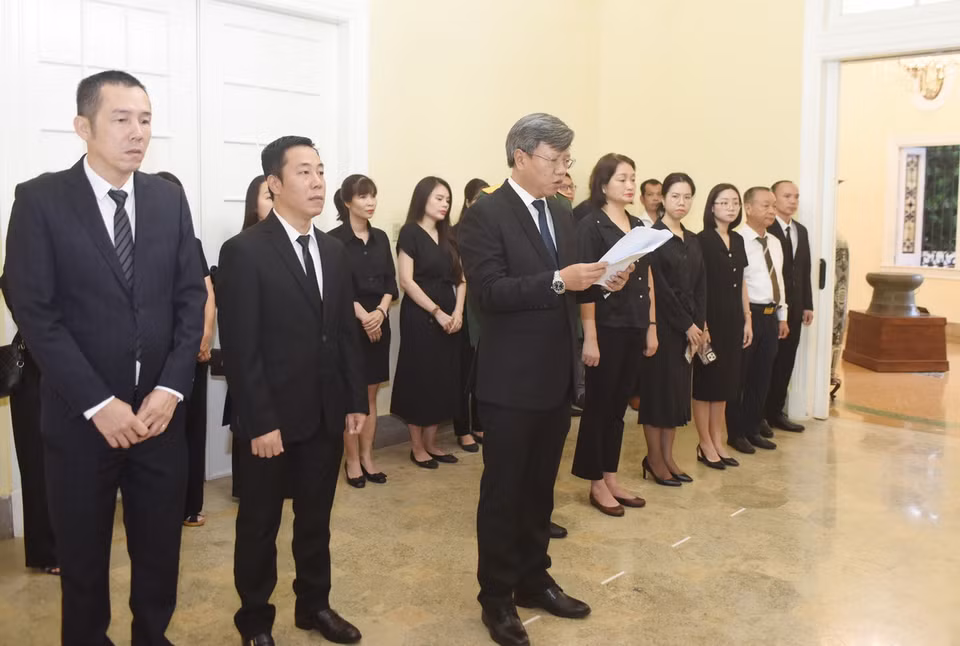 Đại sứ Lê Quang Long nêu bật những công lao to lớn, đặc biệt xuất sắc của đồng chí Nguyễn Phú Trọng trong gần 60 năm công tác. (Ảnh: Việt Hùng/TTXVN)