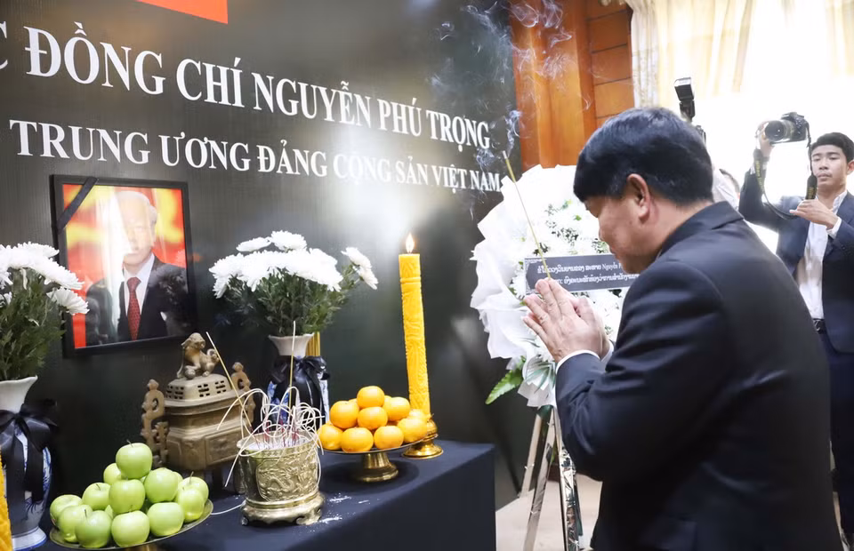 Bộ trưởng Chủ nhiệm Văn phòng Thủ tướng Lào Bouakhong Nammavong thắp hương viếng Tổng Bí thư Nguyễn Phú Trọng. (Ảnh: Xuân Tú/TTXVN)