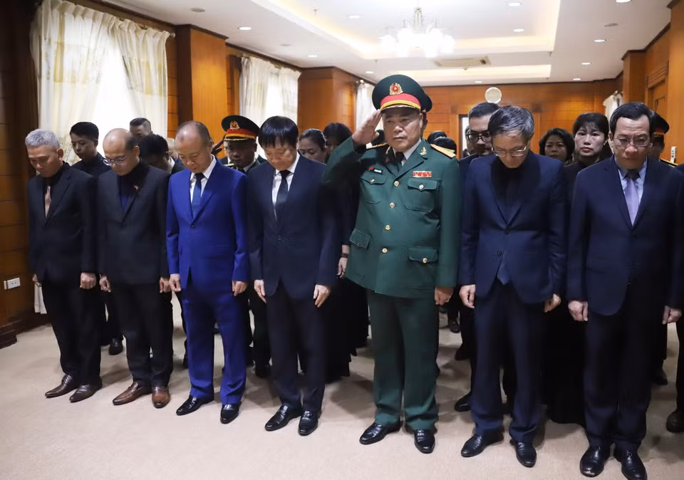 Đoàn đại biểu Đại sứ quán Việt Nam và các cơ quan bên cạnh Đại sứ quán Việt Nam tại Lào dành phút mặc niệm tưởng nhớ Tổng Bí thư Nguyễn Phú Trọng. (Ảnh: Xuân Tú/TTXVN)