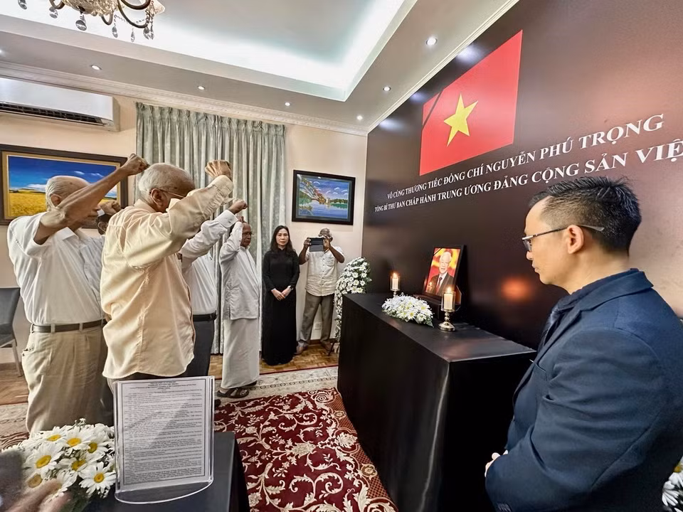 Đoàn lãnh đạo Đảng Cộng sản Sri Lanka viếng Tổng Bí thư Nguyễn Phú Trọng. (Ảnh: TTXVN phát)