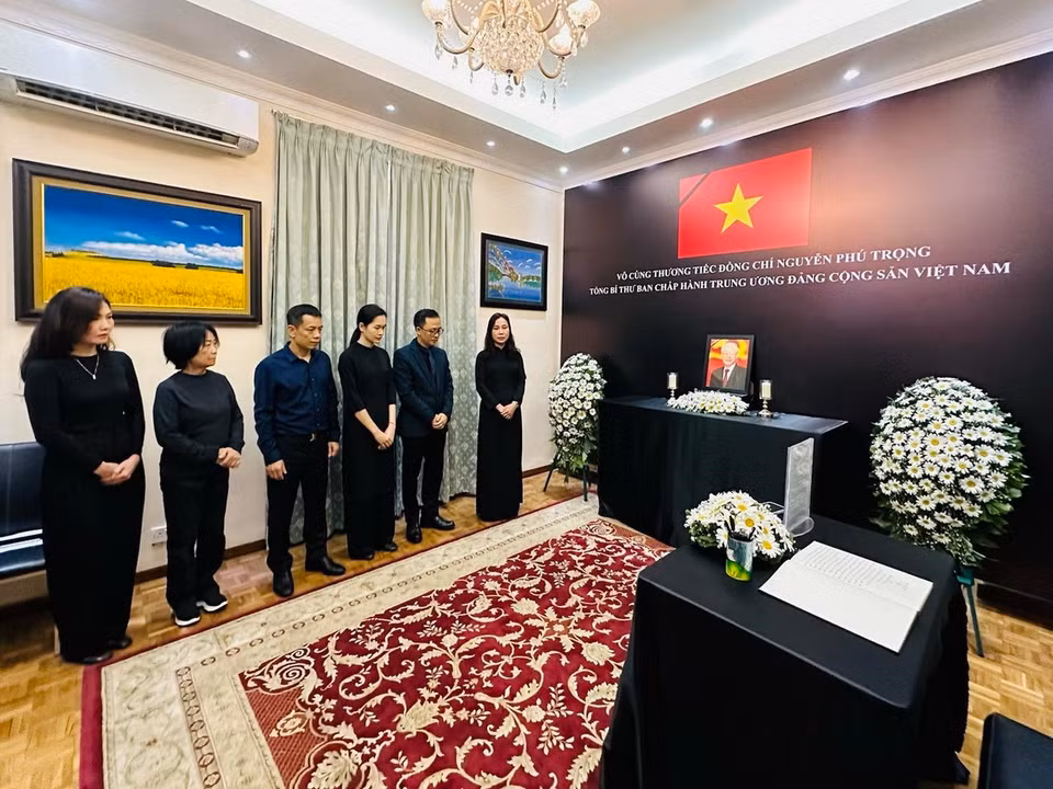 Tập thể nhân viên Đại sứ Việt Nam tại Sri Lanka dành một phút mặc tưởng nhớ và tiễn biệt Tổng Bí thư Nguyễn Phú Trọng. (Ảnh: TTXVN phát)