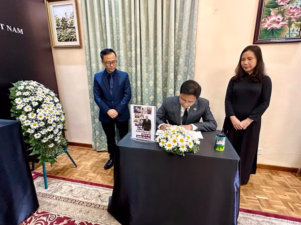 Đại sứ Trung Quốc tại Sri Lanka ghi sổ tang tưởng nhớ Tổng Bí thư Nguyễn Phú Trọng. (Ảnh: Đại sứ quán Việt Nam tại Sri Lanka)