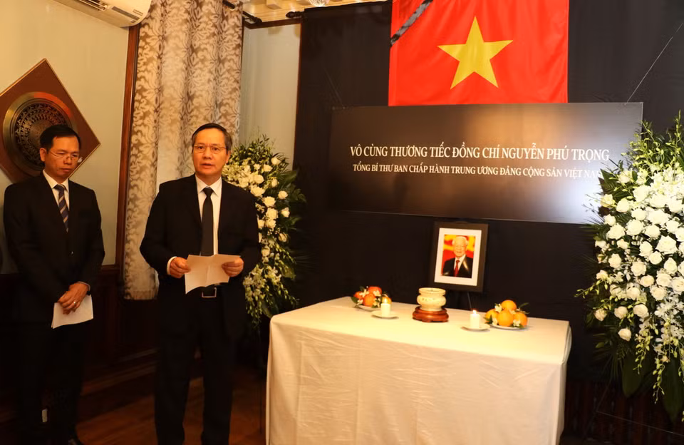 Đại sứ Việt Nam tại Canada Phạm Vinh Quang phát biểu tại lễ viếng Tổng Bí thư Nguyễn Phú Trọng. (Ảnh: Trung Dũng/TTXVN)