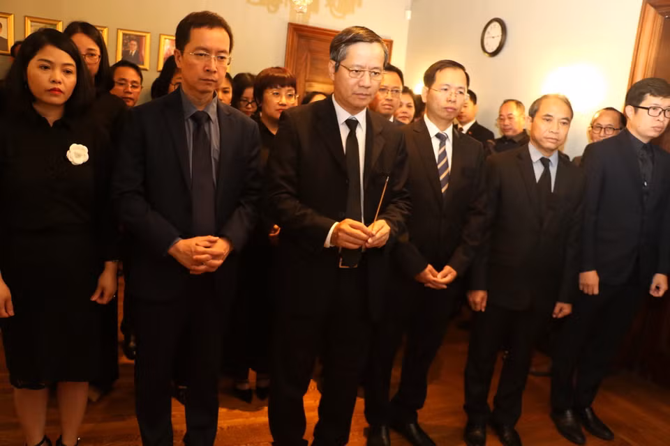 Cán bộ, nhân viên Đại sứ quán và các cơ quan đại diện thành kính dâng hương, viếng Tổng Bí thư Nguyễn Phú Trọng. (Ảnh: Trung Dũng/TTXVN)