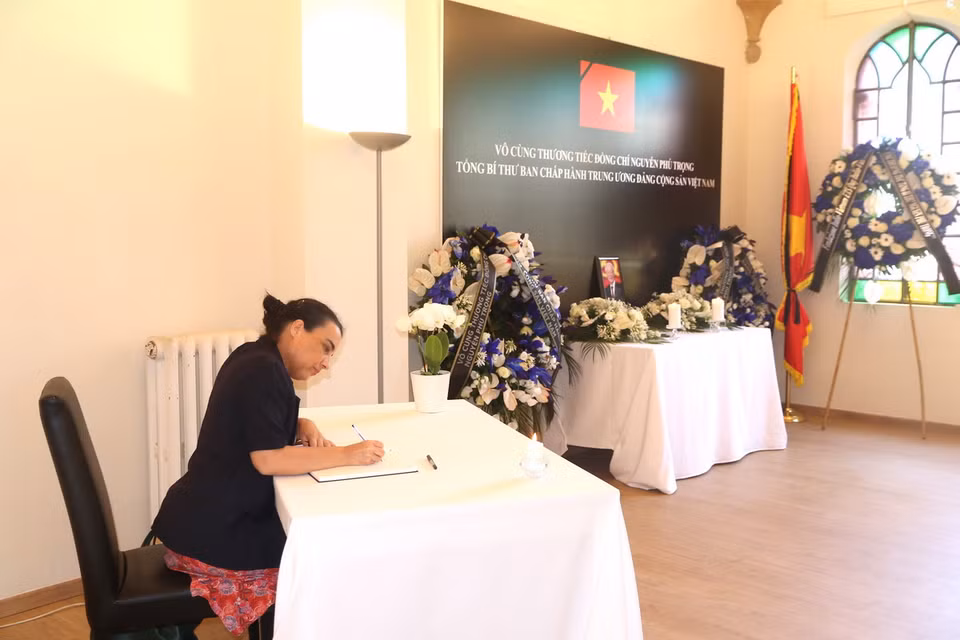 Đại sứ, Đại diện thường trực của Pháp tại Liên hợp quốc tại Rome Céline Jurgensen ghi sổ tang. (Ảnh: Trường Dụy/TTXVN)