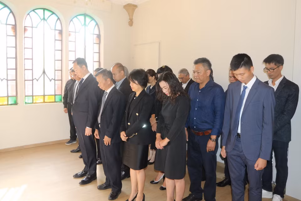 Cán bộ, nhân viên Đại sứ quán và các cơ quan đại diện Việt Nam tại Italy dành phút mặc niệm Tổng Bí thư Nguyễn Phú Trọng. (Ảnh: Thanh Hải/TTXVN)
