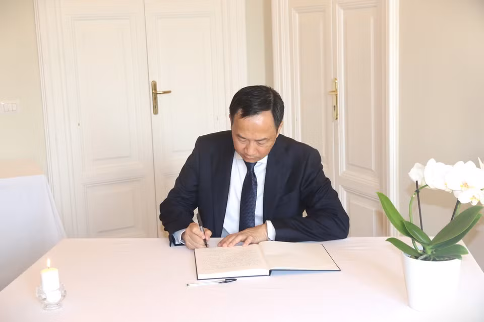 Đại sứ Việt Nam tại Italy Dương Hải Hưng ghi sổ tang tưởng nhớ Tổng Bí thư Nguyễn Phú Trọng. (Ảnh: Thanh Hải/TTXVN)