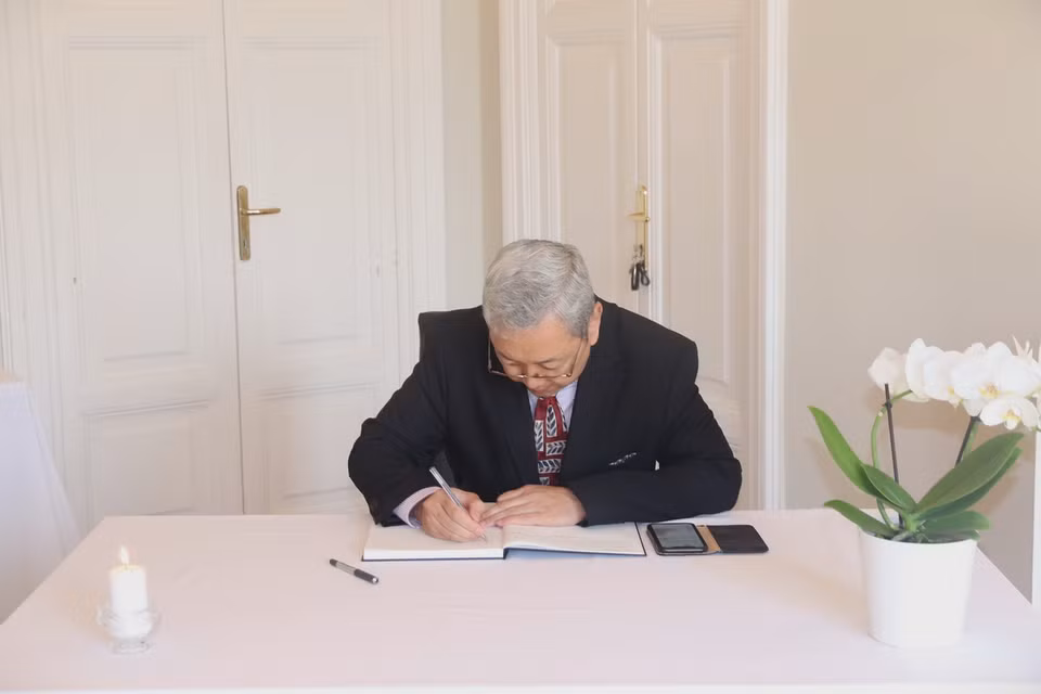 Tham tán Công sứ Eko Himawan, đại diện Đại sứ quán Indonesia tại Italy, viết sổ tang tại lễ viếng. (Ảnh: Thanh Hải/TTXVN)
