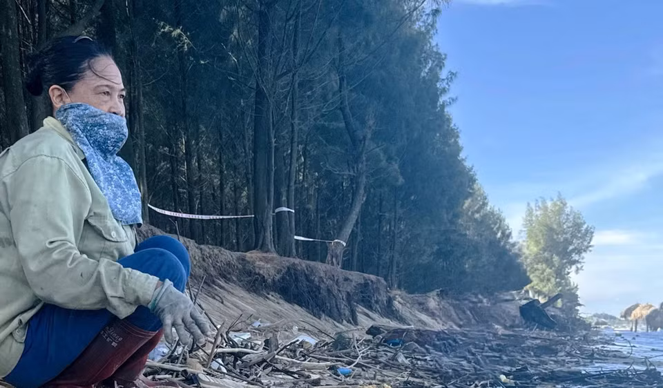 Bà Phan Thị Nhung ở thôn Văn Phong, xã Hoằng Trường, huyện Hoằng Hoá lo lắng trước tình trạng xâm thực biển. (Ảnh: Việt Hoàng/TTXVN)