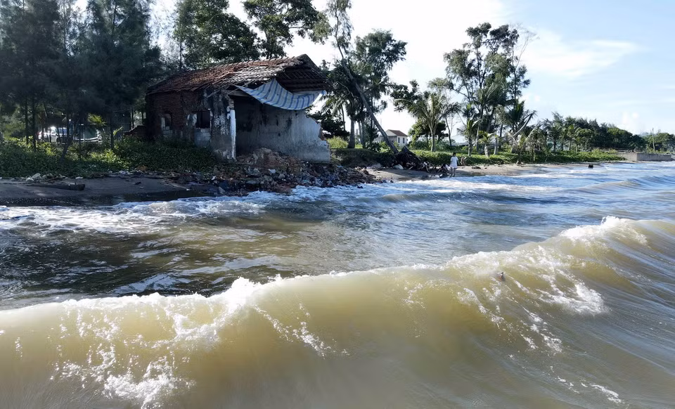 Một hộ dân ở xã Hoằng Thanh phải di dời bỏ lại xác nhà sắp bị nước biển nuốt trôi. (Ảnh: Việt Hoàng/TTXVN)