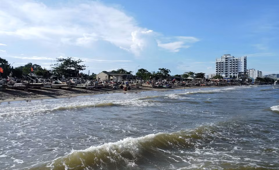 Tình trạng xâm thực biển khiến bãi cát nơi bến để thuyền ở Hoằng Hóa dần bị thu hẹp. (Ảnh: Việt Hoàng/TTXVN)