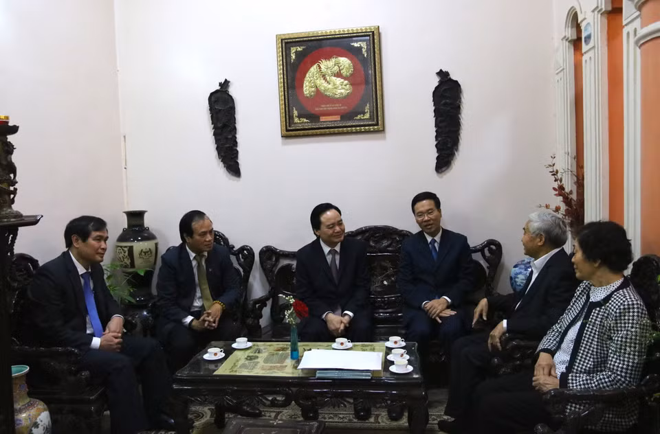 Ông Võ Văn Thưởng thăm, chúc mừng Giáo sư-viện sỹ, Nhà giáo Nhân dân Phạm Minh Hạc, nguyên Bộ trưởng Bộ Giáo dục (1987-1990). (Ảnh: TTXVN phát)