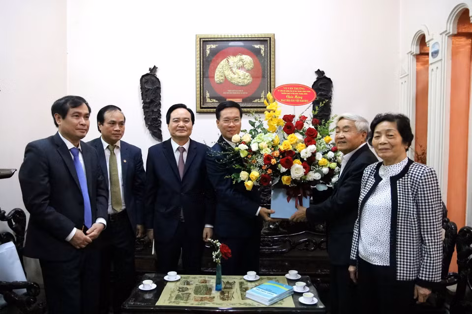Ủy viên Bộ Chính trị, Bí thư Trung ương Đảng, Trưởng ban Tuyên giáo Trung ương Võ Văn Thưởng thăm, chúc mừng Giáo sư-viện sỹ, Nhà giáo Nhân dân Phạm Minh Hạc, nguyên Bộ trưởng Bộ Giáo dục (1987-1990). (Ảnh: TTXVN phát)