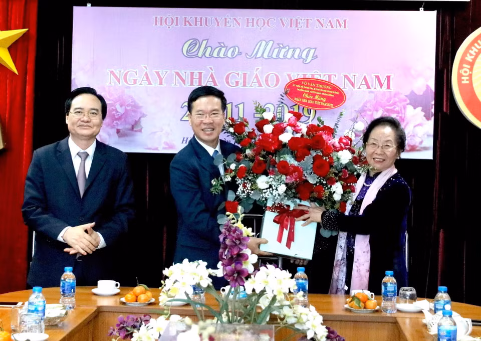 Ông Võ Văn Thưởng thăm, chúc mừng Giáo sư-Tiến sỹ Nguyễn Thị Doan, nguyên Phó Chủ tịch nước, Chủ tịch Hội khuyến học Việt Nam. (Ảnh: TTXVN phát)