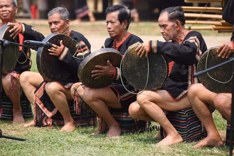 Các nghệ nhân Êđê chơi cồng chiêng trong ngày kỷ niệm ngày Văn hóa các dân tộc Việt Nam 2019. (Ảnh: Trọng Đạt/TTXVN)