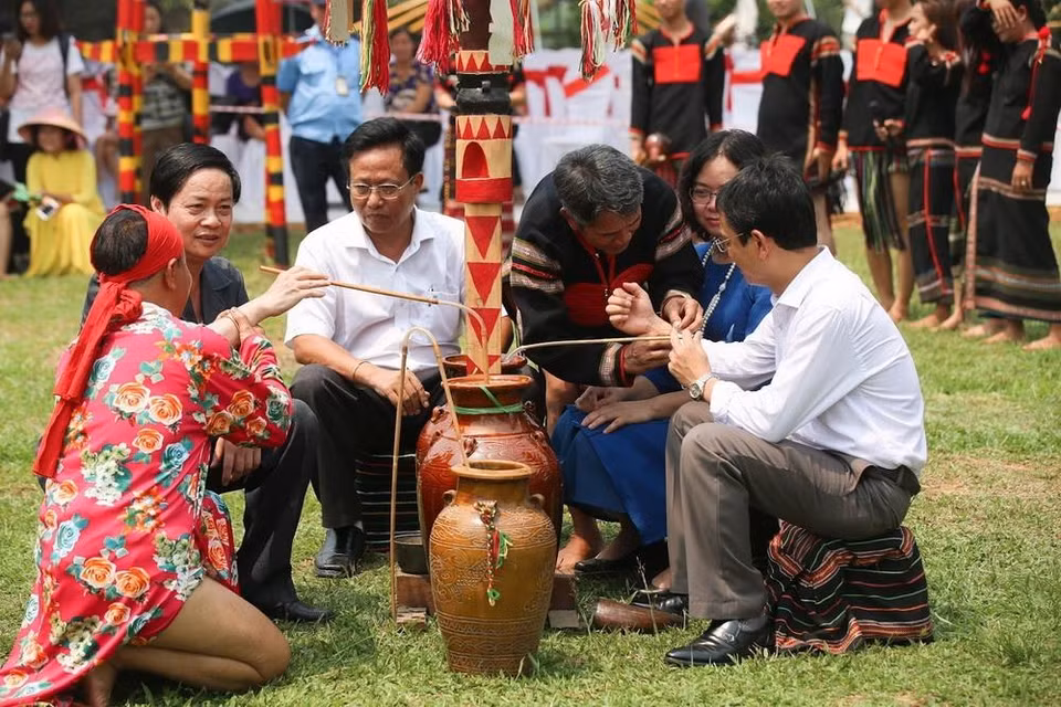 Đồng bào cùng khách du lịch uống đặc sản rượu cần trong Ngày Văn hoá các dân tộc Việt Nam 2019. (Ảnh: Trọng Đạt/TTXVN)
