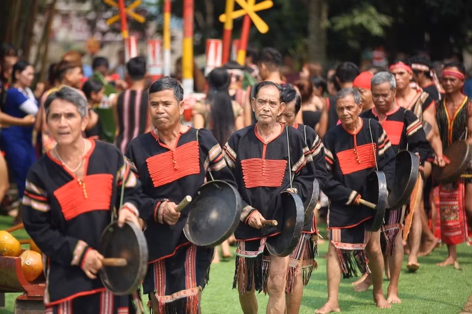  Các nghệ nhân Êđê chơi cồng chiêng trong ngày kỷ niệm ngày Văn hóa các dân tộc Việt Nam 2019. (Ảnh: Trọng Đạt/TTXVN)