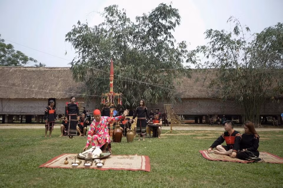 Tái hiện không gian lễ hội Cầu an của đồng bào Êđê. (Ảnh: Trọng Đạt/TTXVN)