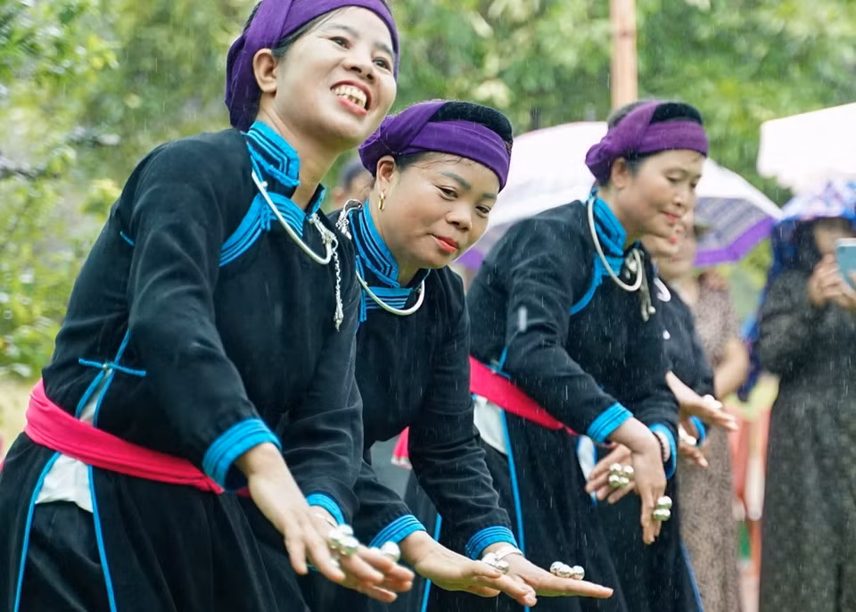Điệu múa truyền thống của đồng bào dân tộc Nùng. (Ảnh: Khánh HòaTTXVN)