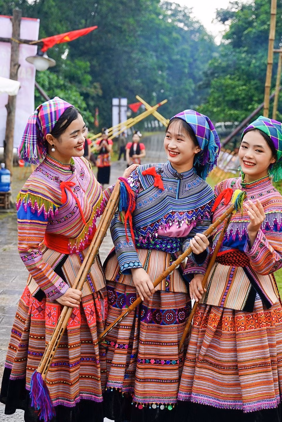 Các cô gái Mông xinh đẹp trong trang phục truyền thống. (Ảnh: Khánh HòaTTXVN)