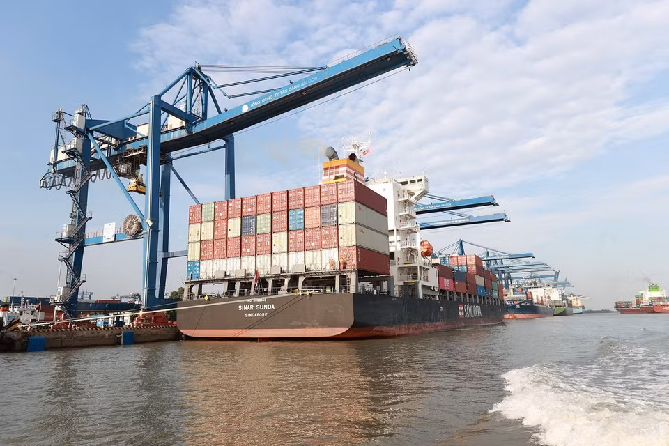 Tàu ra vào bốc dỡ hàng hóa tại cảng Tân Cảng Cát Lái. (Ảnh: Dương Giang/TTXVN)