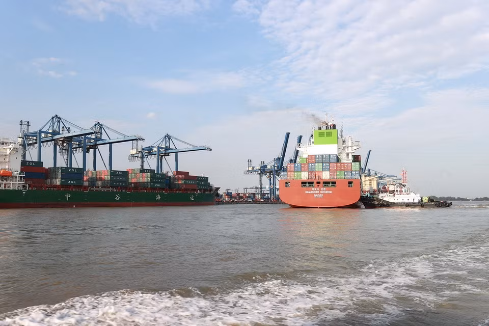 Tàu ra vào bốc dỡ hàng hóa tại cảng Tân Cảng Cát Lái. (Ảnh: Dương Giang/TTXVN)