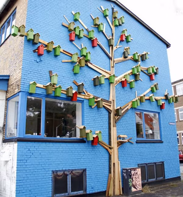 Một loạt những ngôi nhà nhỏ được gắn trên cây gỗ mang tên Trash Tree ở Copenhagen, Đan Mạch. (Nguồn: Birdhouses of the World/Caters News)