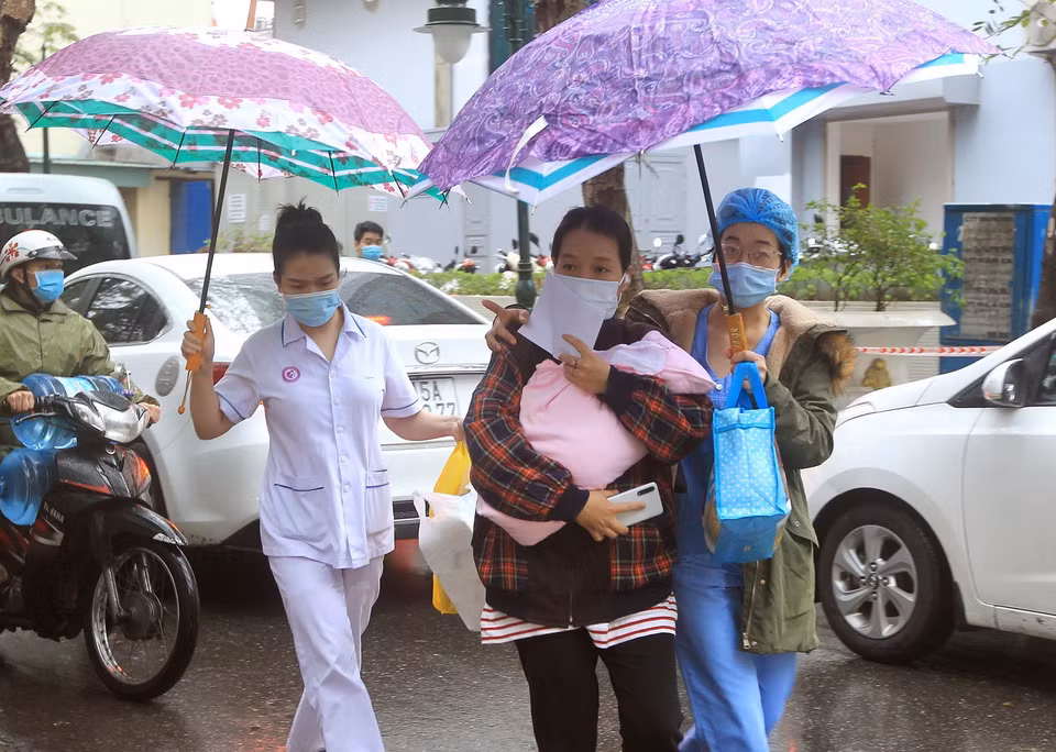 Các y bác sỹ giúp bệnh nhân xuất viện ngày sau khi được gỡ bỏ phong tỏa. (Ảnh: An Đăng/TTXVN)