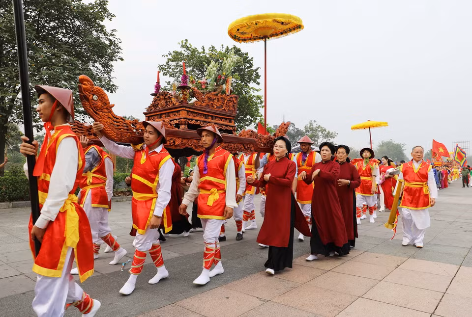 Nghi lễ rước kiệu về Đền Hùng trong dịp Giỗ Tổ Hùng Vương-Lễ hội Đền Hùng là nghi lễ truyền thống được các xã vùng ven di tích duy trì, bảo tồn hàng ngàn năm nay. (Ảnh: Tạ Toàn/TTXVN)
