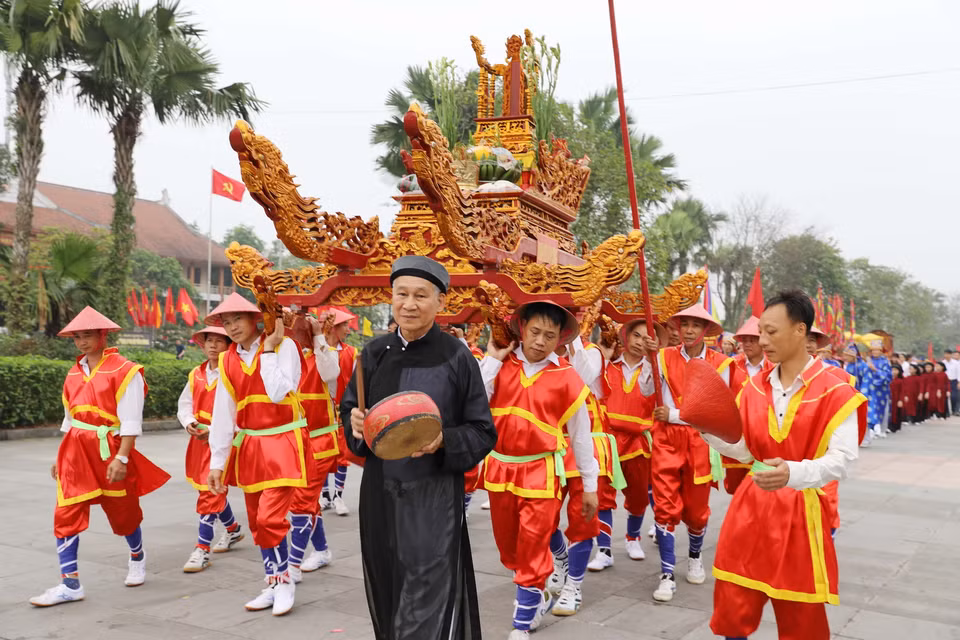 Đoàn rước kiệu của xã Hy Cương. (Ảnh: Tạ Toàn/TTXVN)